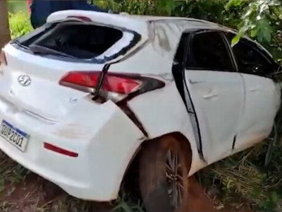 HB20 rodopia na pista e bate em árvores em Terenos