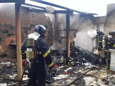 Incêndio destrói edícula e mata cachorro que estava acorrentado