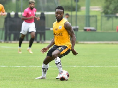 Mendoza fala sobre adaptação ao Santos e parceria com Soteldo