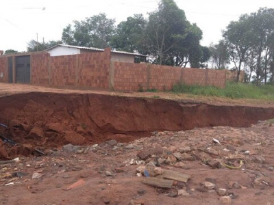 Moradores temem que erosão avance e atinja muros e casas