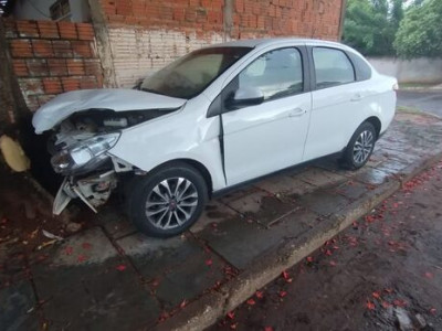 Motorista de táxi passa mal e bate em árvore em Aquidauana