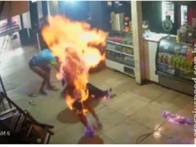 Mulher ateia fogo em outra, que queima viva em bar