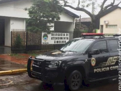 Mulher é presa ao arrastar a filha de 13 anos pelo asfalto