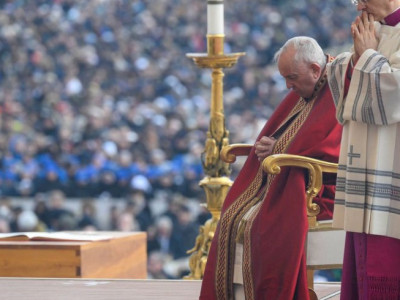 Papa conduz funeral de Bento XVI e fiéis pedem santificação