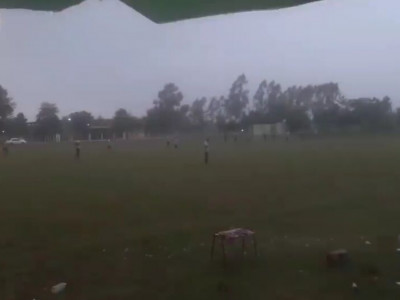 Raio cai em campo de futebol e assusta jogadores