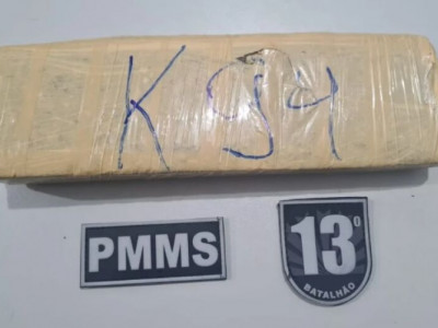 Traficante é flagrado carregando tablete de maconha