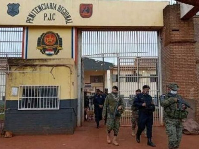 Transexual é morta a facadas em penitenciária no Paraguai