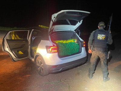 Veículo roubado é recuperado com quase meia tonelada de drogas