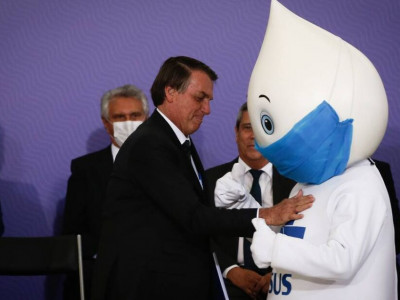 CGU decide retirar sigilo de cartão de vacinação de Bolsonaro