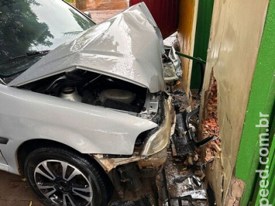 Em cruzamento com "Pare" ignorado, carro abre buraco em muro 