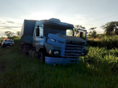 Homem morre após bater moto e cair embaixo de carreta