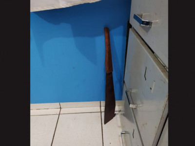 Jovem é agredido a golpes de facão no rosto, costelas e costas 