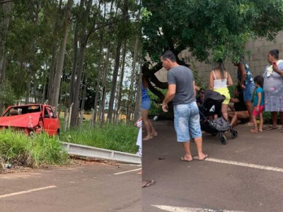 Motorista com criança bate carro e derruba poste no Jardim Carioca