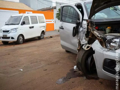 Motorista de aplicativo "apaga" e colide carro em van escolar 