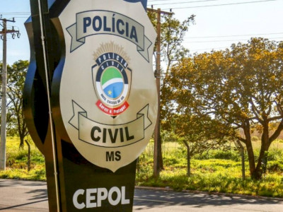 Mulher é encontrada nua e rapaz ferido com golpes de garrafa