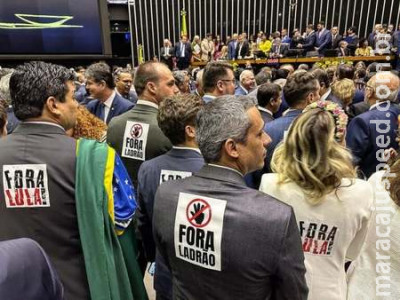Na posse, deputados exibem adesivos de ‘Fora, Lula’