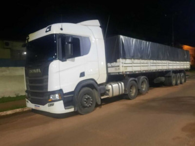 Polícia encontra carreta parada e prende homem por receptação