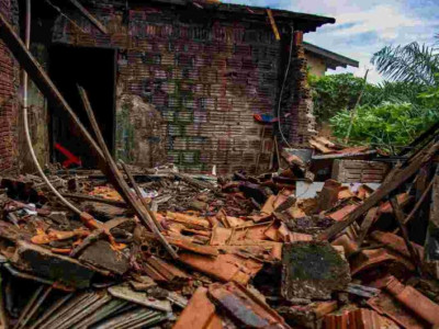 Telhado de casa desaba e idoso é resgatado após ficar soterrado