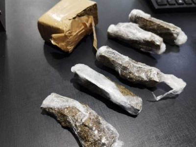 A caminho de festa, jovens são flagrados com porções de maconha