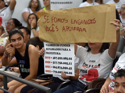 Câmara "corrige" lei e evita nova paralisação dos professores