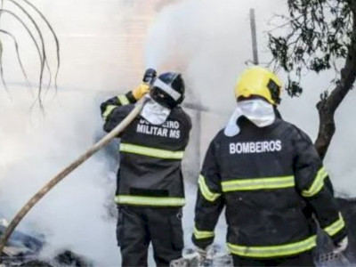 Casa é incendiada após enteado esfaquear padrasto em Dourados