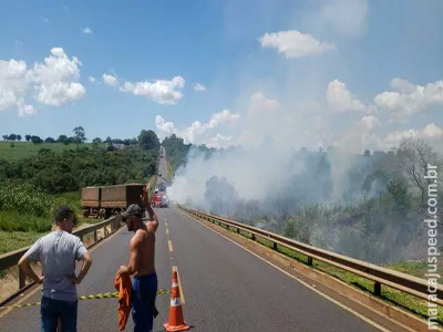 Colisão entre duas carretas causa incêndio na BR-163