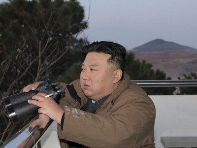 Coreia do Norte dispara míssil balístico