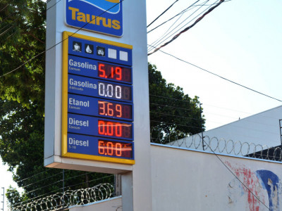 Gasolina aumenta e diesel tem leve queda 
