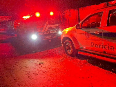 Homem encontra casa arrombada e amigo morto envolto em sangue