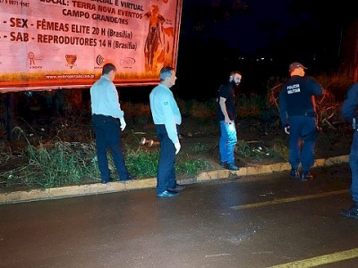 Homem nu é encontrado morto na beira da rodovia em Dourados