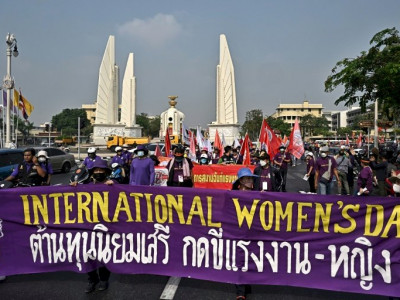 Mulheres protestam por seus direitos ameaçados em todo o mundo