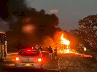 Problema em freio faz carreta pegar fogo na MS-134