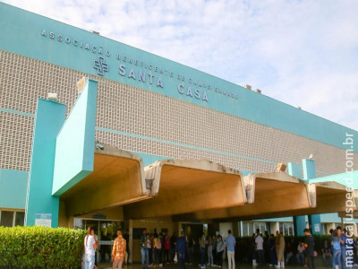 Sem salários, funcionários da Santa Casa paralisam atendimentos