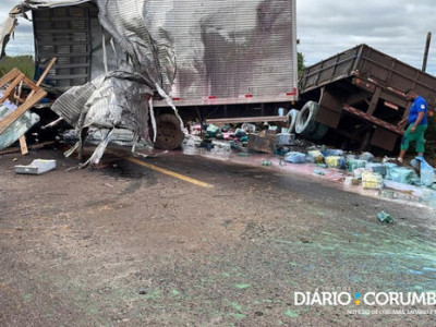 Caminhões batem e duas pessoas morrem na BR-262 