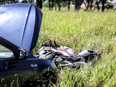 Carro arrasta motocicleta e homem “voa