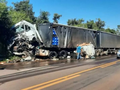 Colisão entre carretas deixa duas pessoas feridas em rodovia