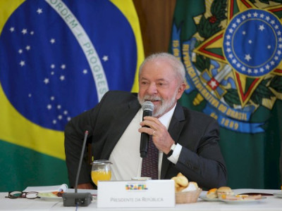 Lula decide ir à coroação do rei Charles III