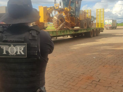 Motoniveladora furtada é recuperada após abordagem