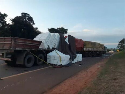 Motorista bate bitrem em caminhões e morre em Selvíria 