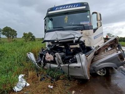 Motorista de caminhonete morre após bater em carreta na BR-267