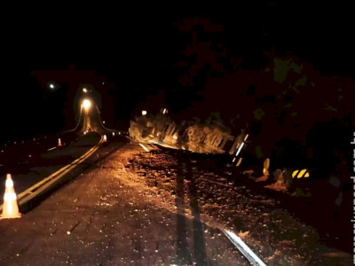 Motorista perde controle e tomba carreta na BR-163