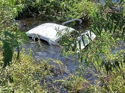 Motorista perde direção, carro cai em ribanceira e fica submerso em Corumbá