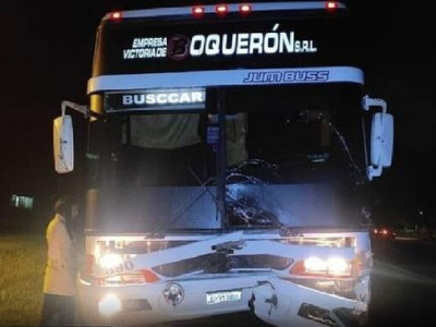 Acidente envolvendo ônibus e pedestres deixa dois mortos