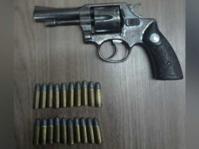 Ameaçada pelo ex-marido, jovem esconde arma e o denuncia