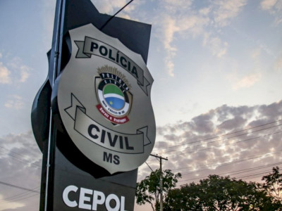 Ao deixar a filha na escola, mulher flagra homem se masturbando