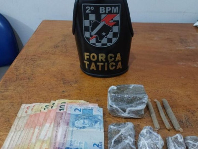 Após tentativa de fuga, homem é preso com drogas em praça