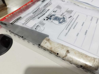 Durante discussão, mulher esfaqueia marido em pátio de delegacia