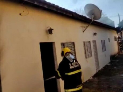 Homem ateia fogo na própria casa em Campo Grande