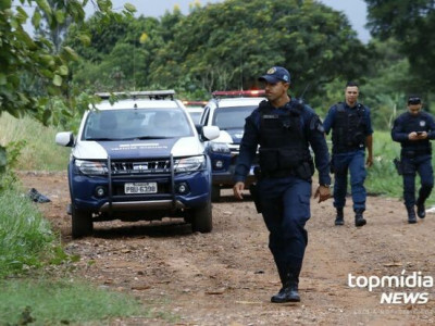 Homem com som alto tenta matar policiais com faca em Dourados