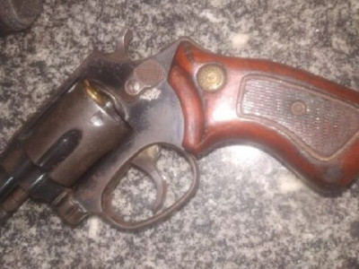 Idoso é ferido com tiro acidental ao derrubar arma em Jardim